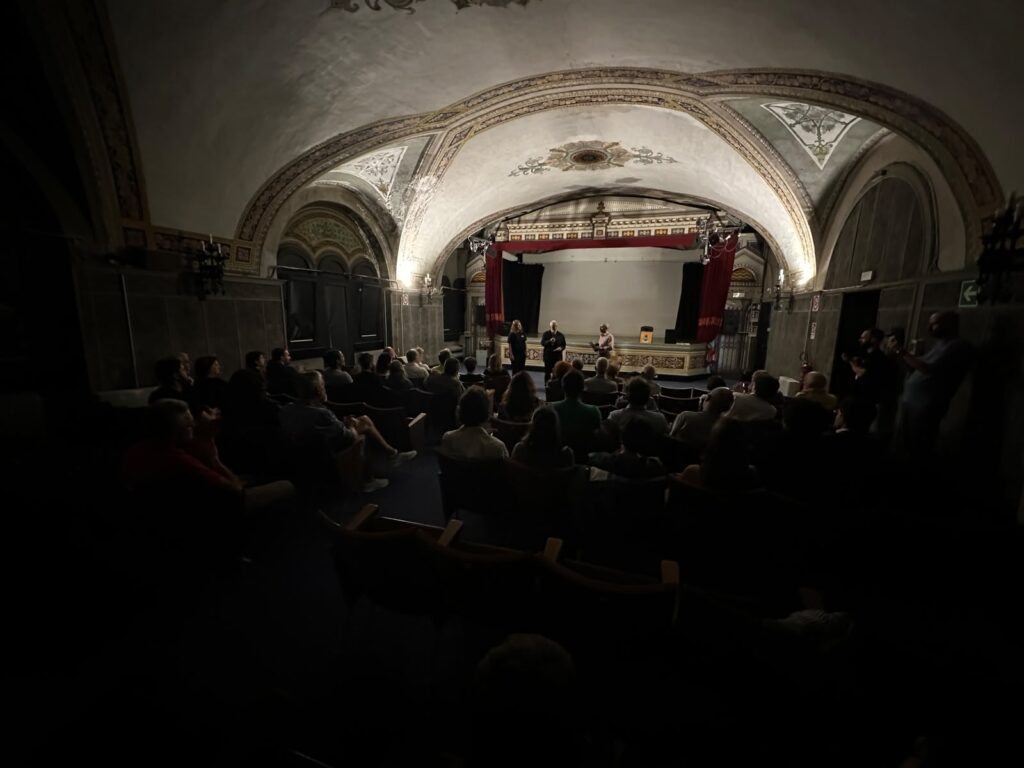 La sala cinema di Palazzo Rosso durante l'introduzione alla proiezione in 35mm di "Uccellacci e Uccellini", sabato 12 settembre 2026. Foto © Marino Da Costa.